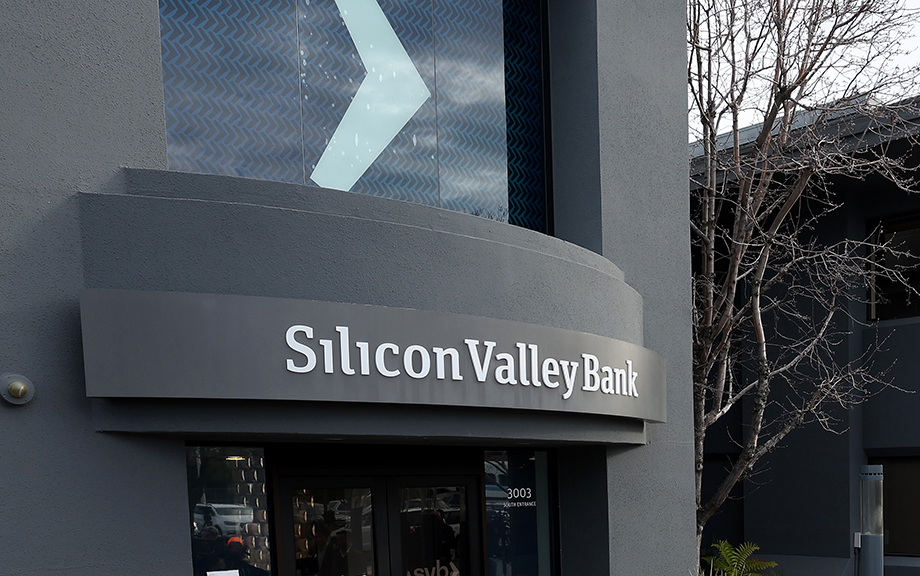 Decorative image: SANTA CLARA, CALIFORNIA - MARCH 13: Members of the media line up outside of a Silicon Valley Bank office on March 13, 2023 in Santa Clara, California. Days after Silicon Valley Bank collapsed, customers are lining up to try and retrieve their funds from the failed bank. The Silicon Valley Bank failure is the second largest in U.S. history. (Photo by Justin Sullivan/Getty Images)